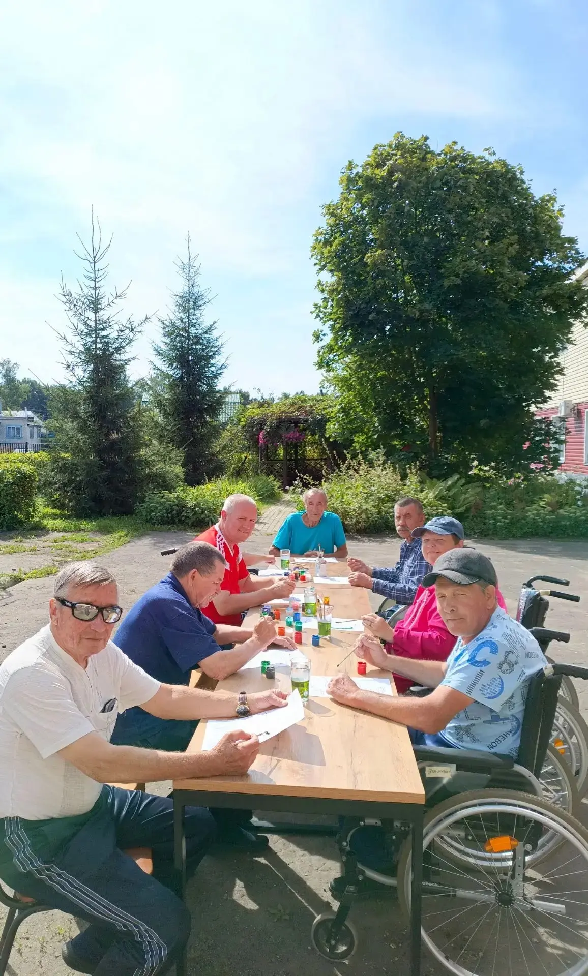 ☀️Лето в Ардатовском доме-интернате сегодня можно было потрогать руками. Точнее, кисточ...