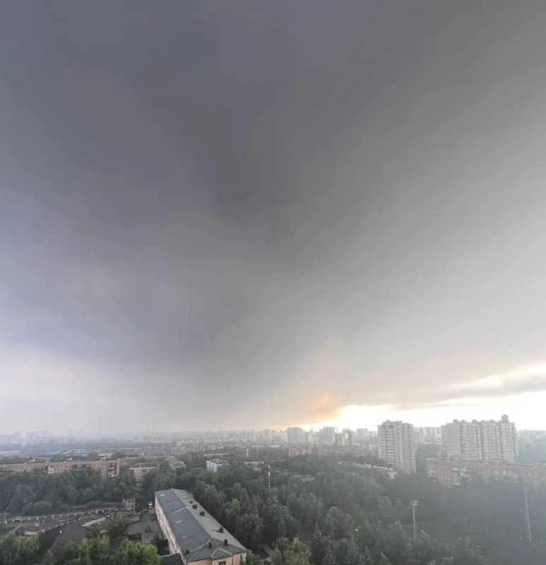 Небо затянуло дымом после атаки дронов на Москву. Кадры сняты в окрестностях Жулебино, ...