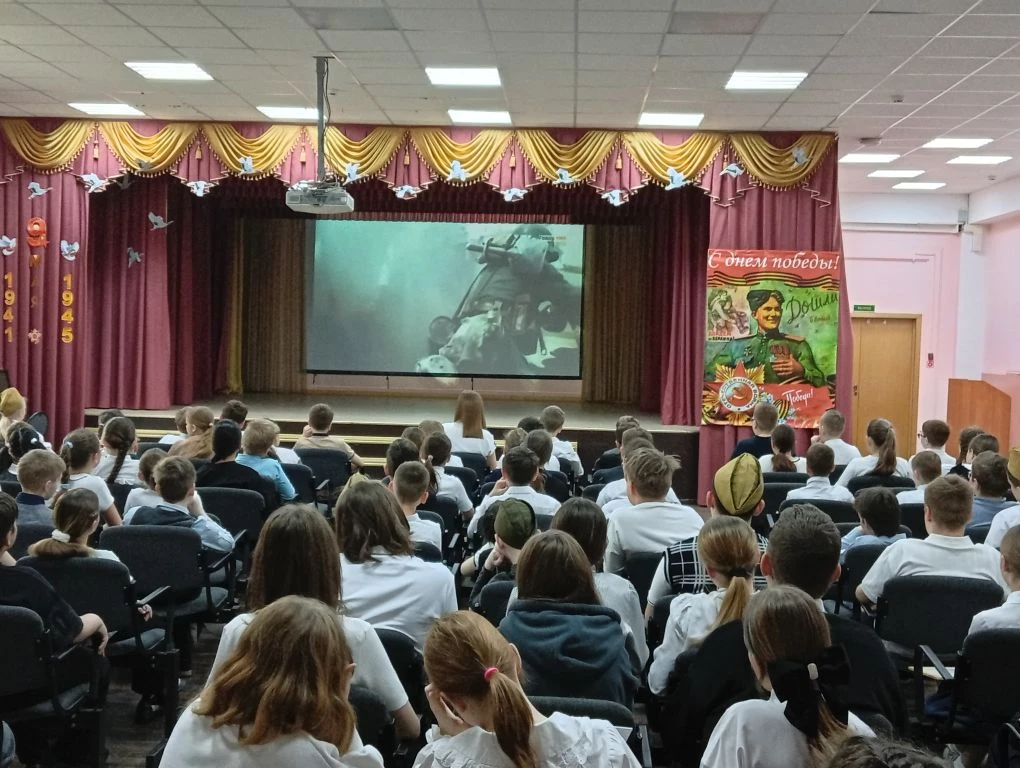 Урок мужества с торжественной линейкой и  проведением акции "Портреты Победы" прошел сегодня, 4 мая,