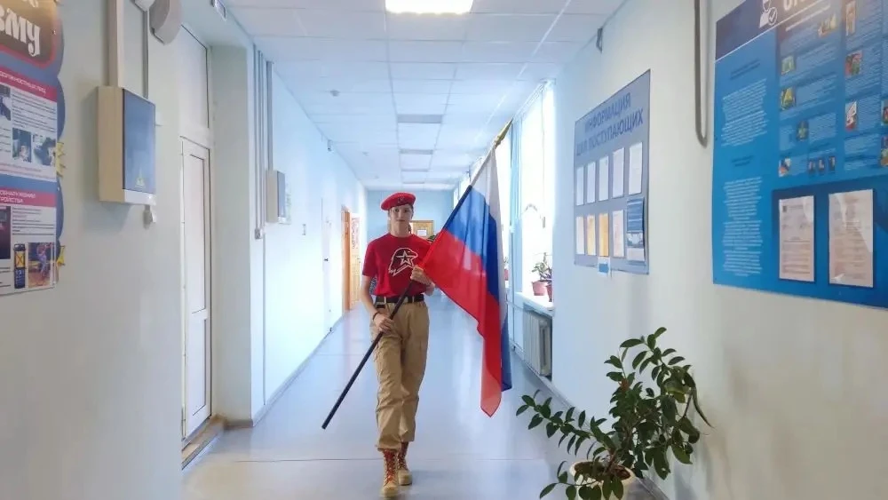 Сегодня, 6 апреля, наш день начался с торжественного выноса флага Российской Федерации.