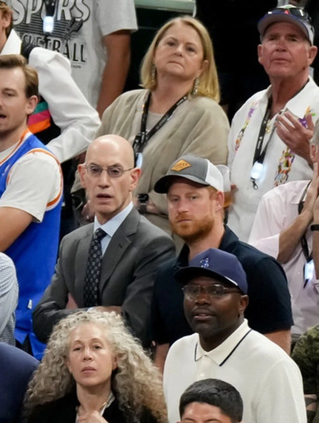 Именно в день парада Гарри решил еще и на NBA сгонять 🏀