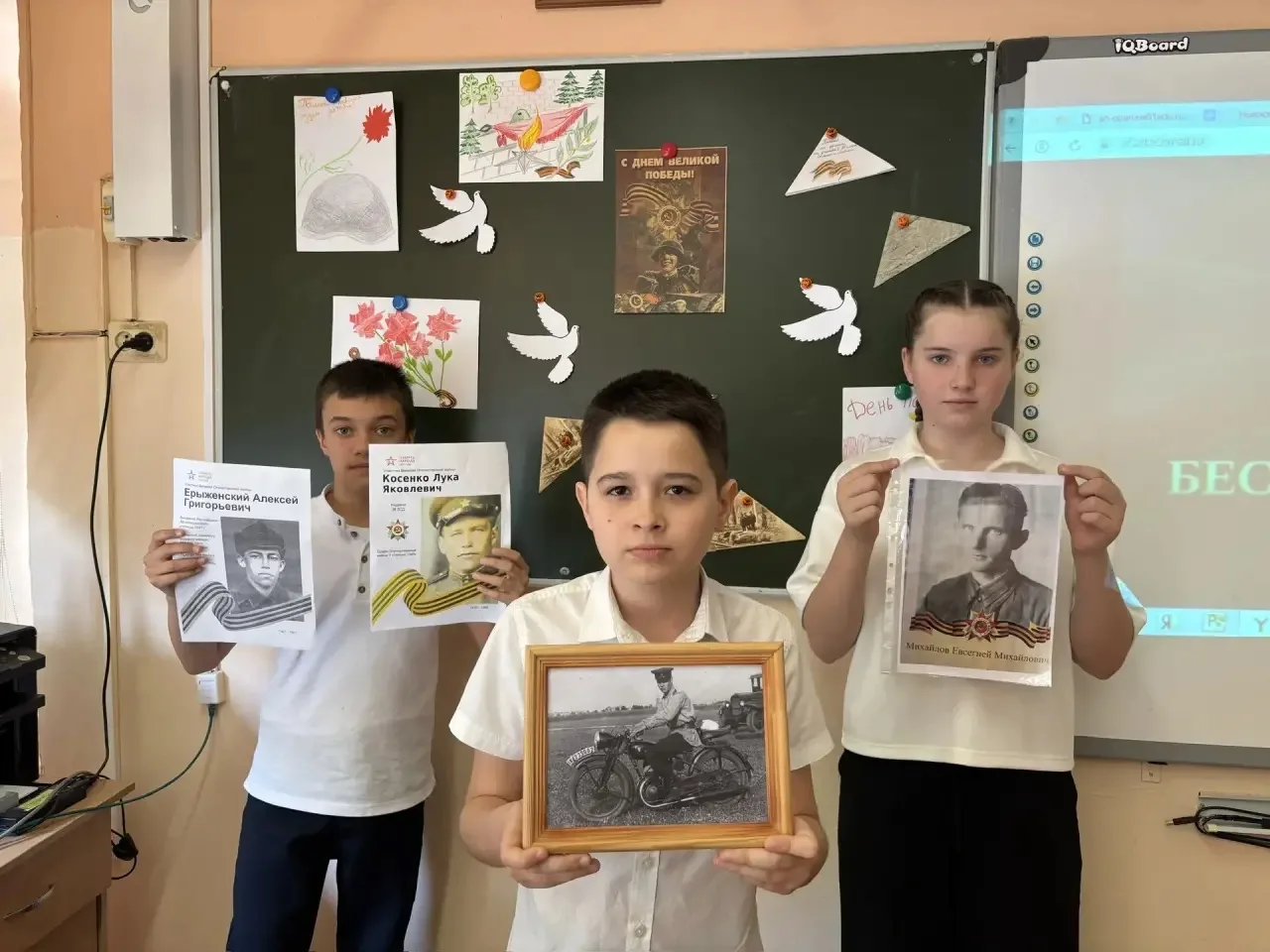 В 5б классе прошел классный час "Помним!Гордимся!". Ребята с гордостью  и теплотой говорили о своих 