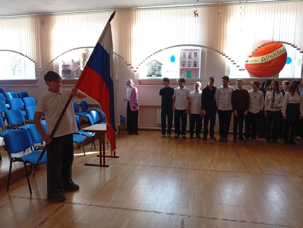 🇷🇺 Утро в школе начинается с Церемонии поднятия флага Российской Федерации  Сегодня на Церемонии под