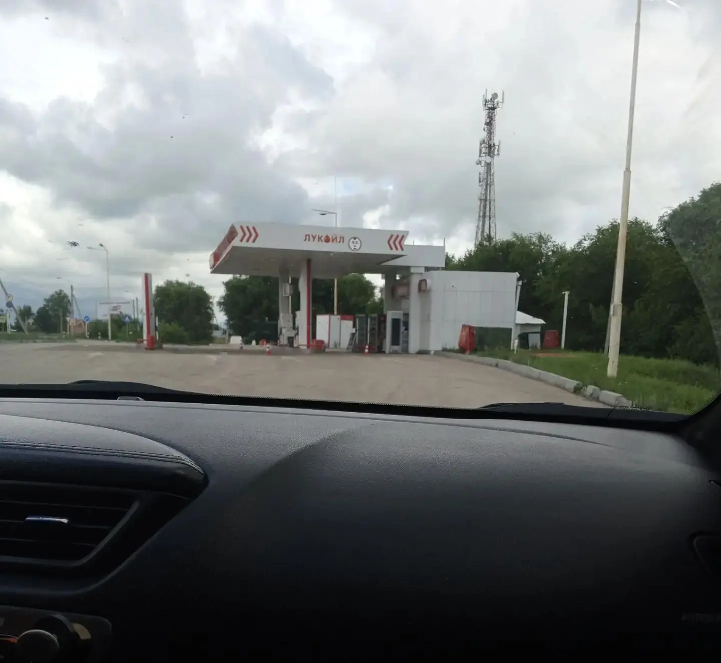 Ау, вы где все? А говорят еще что очереди на АЗС