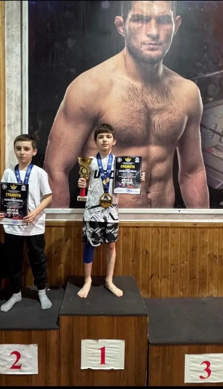 Сафаралиев Джабраил, ученик 5 «Б» класса занял  🥇🏆 место в городских соревнованиях по ММА . Поздравл