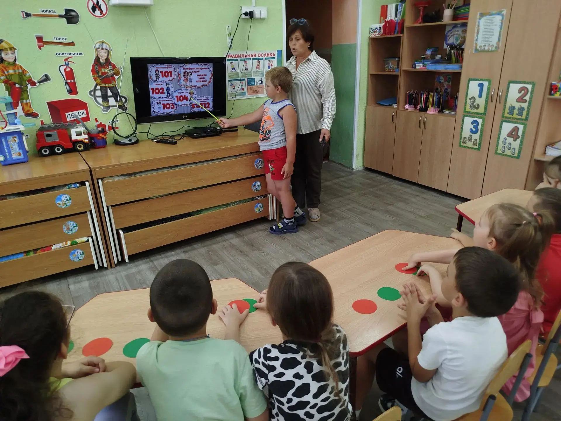 В детском саду🏡  воспитатель Трусова Елена Васильевна рассказала🗣️ ребятам, какие предметы могут б