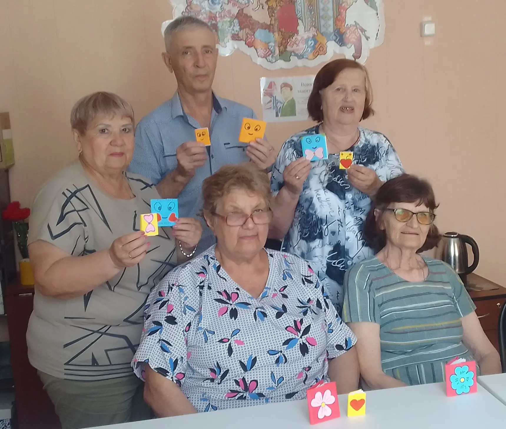 В отделении дневного пребывания  мы продолжаем встречаться в клубе «Умелые ручки». Сего...