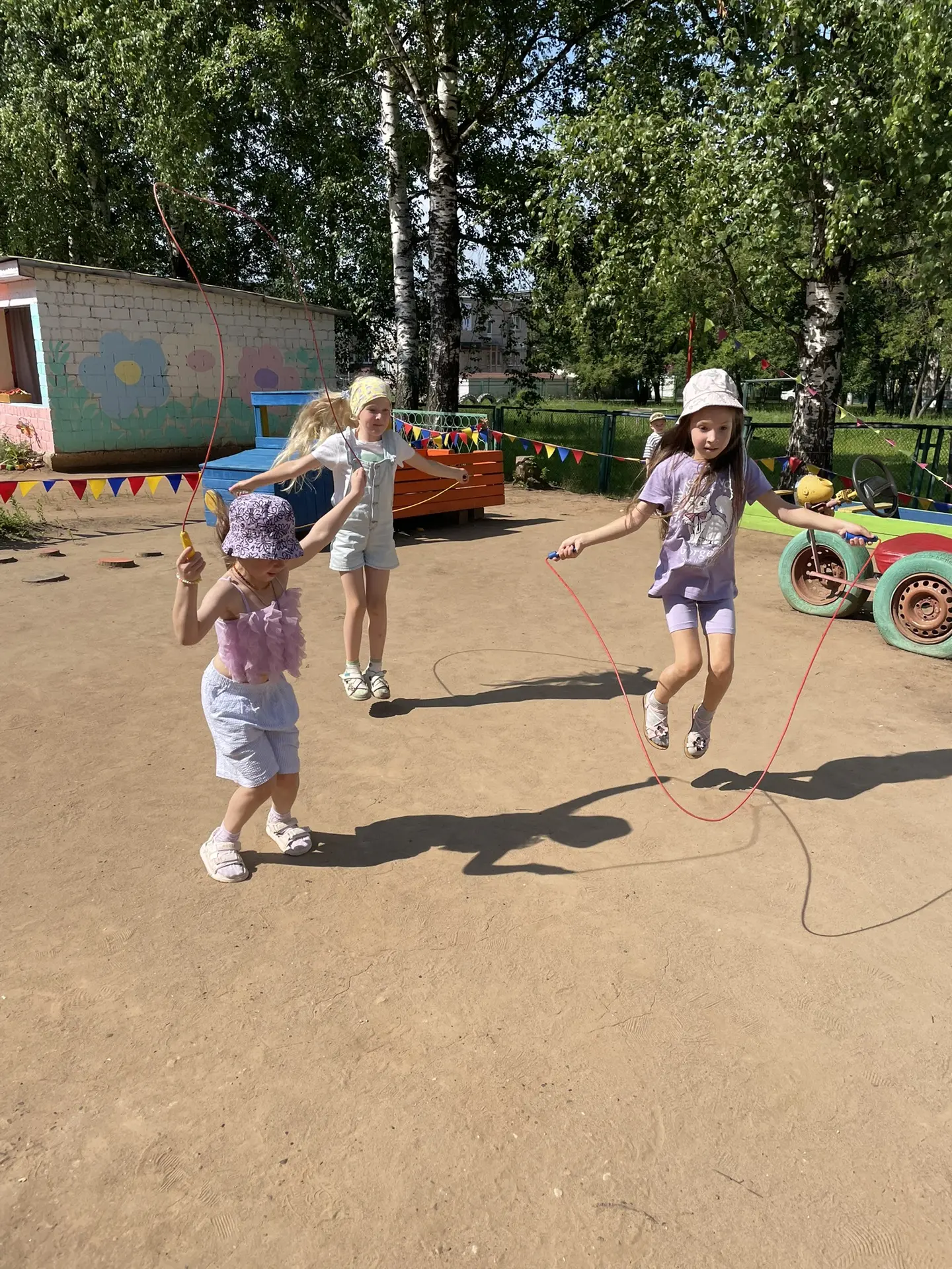На скакалке я скачу,
Прыгаю и хохочу,
Я люблю играть, резвиться
И с друзьями веселиться!👭👍😊
6 июл