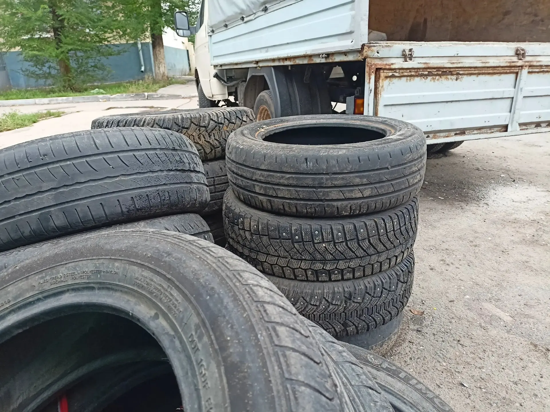Во дворе на Киевской, 11 вывезли старые шины 🚙🔧