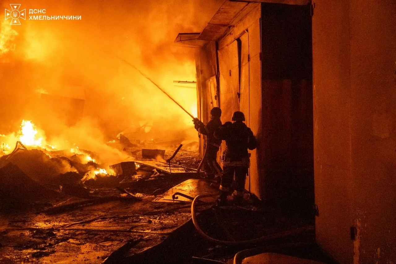🔥В Хмельницком мощный пожар в результате атаки БПЛА