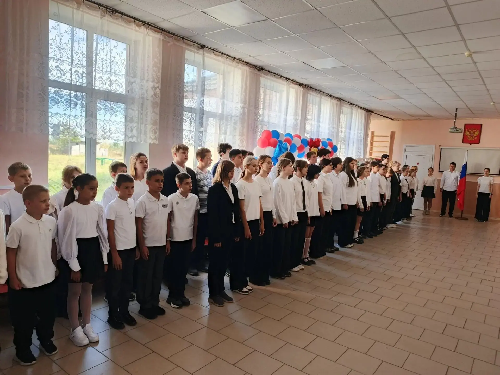Новая учебная неделя в нашей школе началась торжественно. 7 сентября прошла общешкольна...
