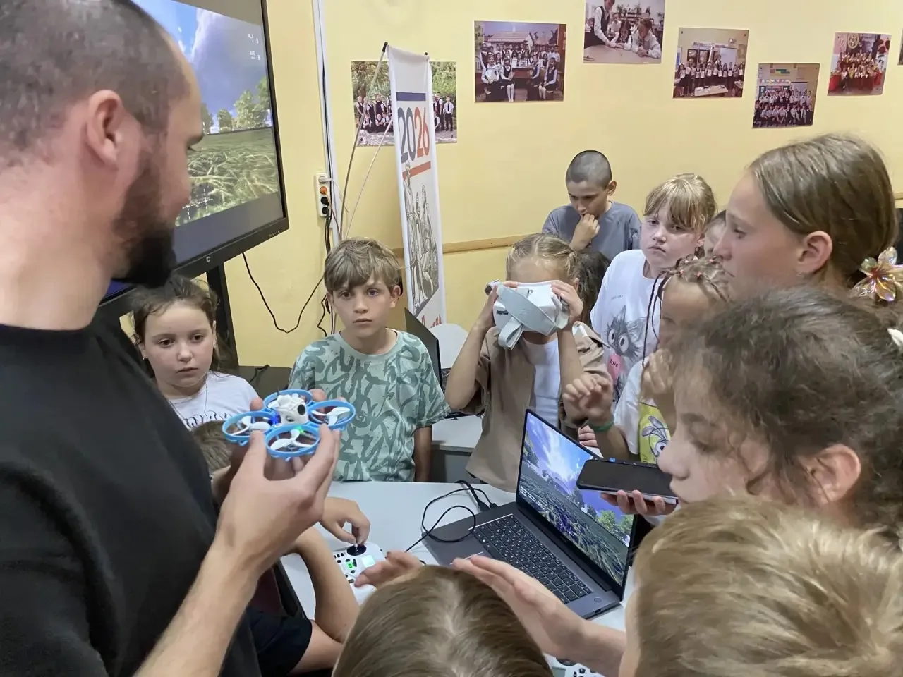 🚁 В «Веселом муравейнике» — день высоких технологий!

К нам в гости пришел инструктор по БПЛА из сп