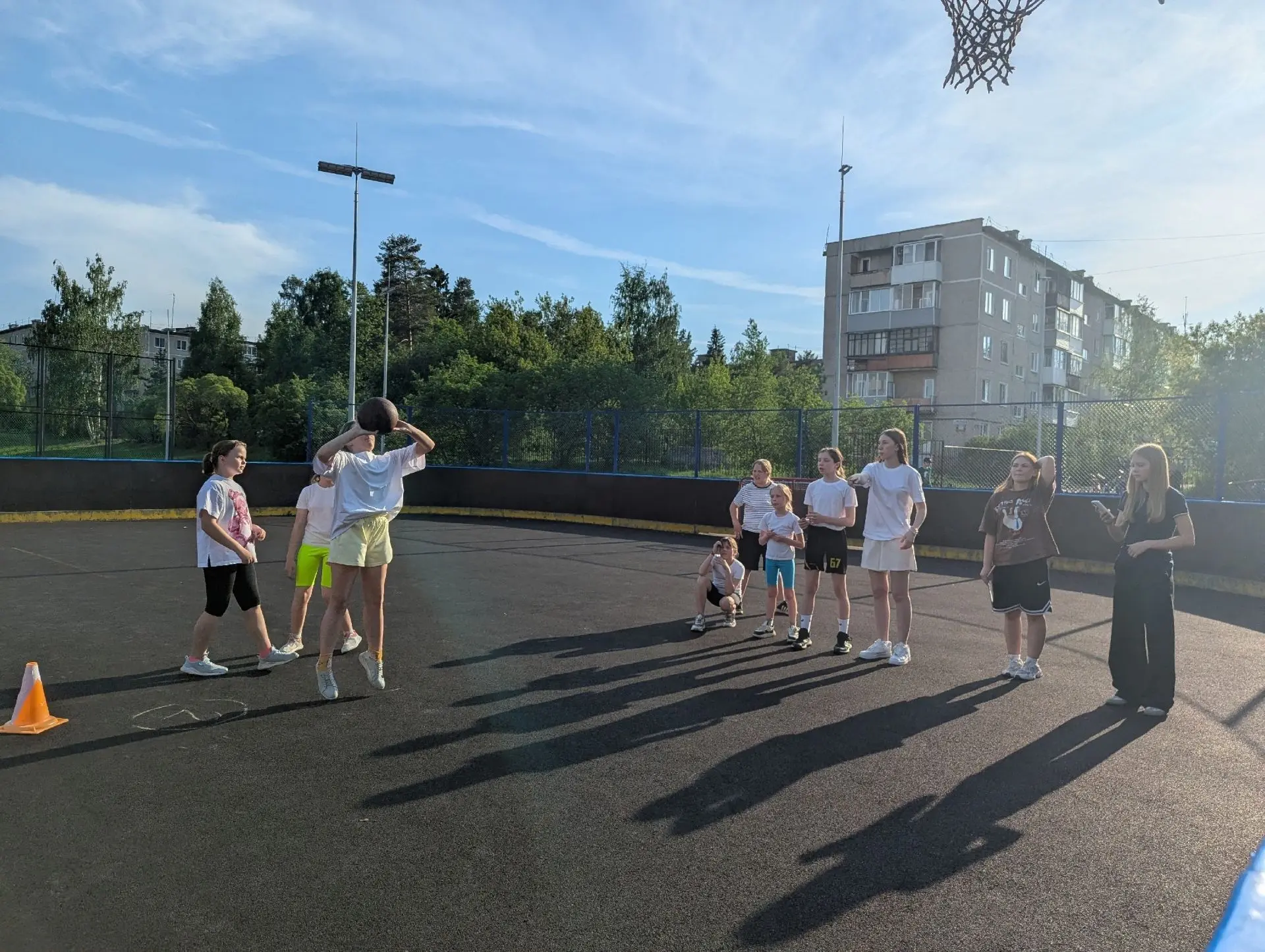 🏀🌞 В жаркий вечер вторника, 19 мая, на открытых площадках Детского юношеского центра ...