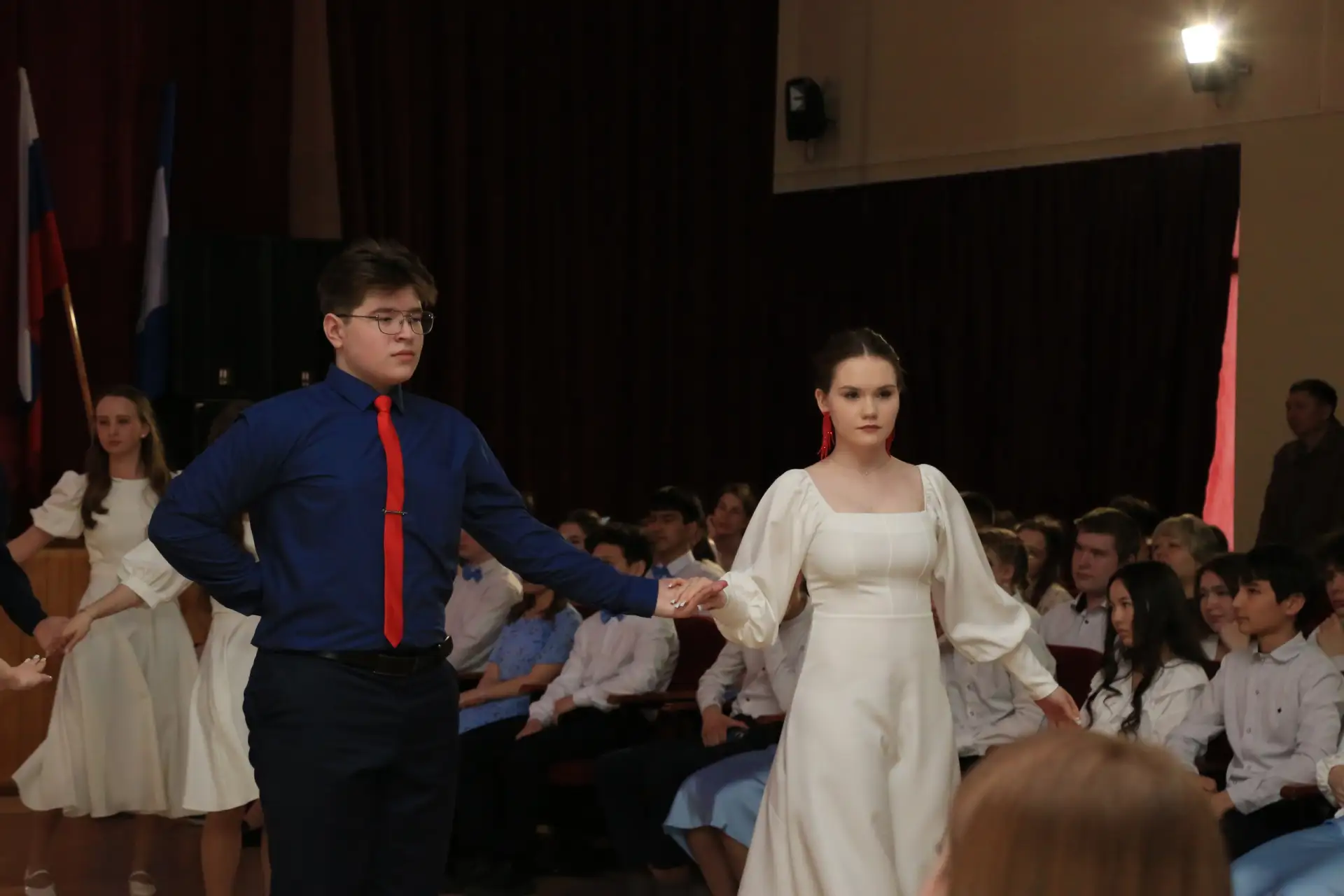 ✨ Русский бал: продолжение праздника! ✨  Сегодняшний день в школе был наполнен музыкой, изяществом и