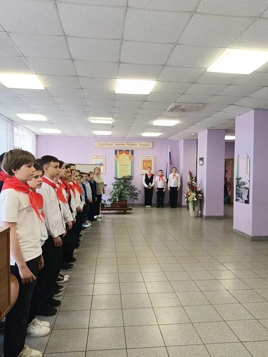 Новая неделя в нашей школе — традиционно стартовала с главного! 🇷🇺

Сегодня утром мы снова собрали