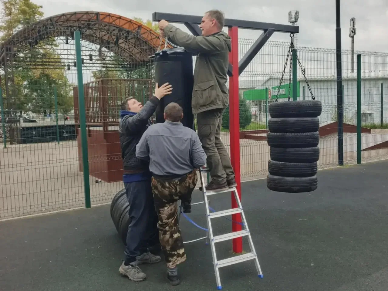 🥊 В сквере за ДК «Сортировка» появилась уличная боксёрская груша
