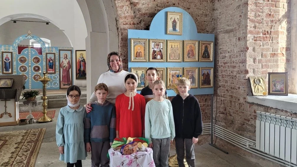 📦«Коробка добра» от 9Д и 9В!  Ребята собрали чай и сладости и передали помощь в Тихвинскую церковь г