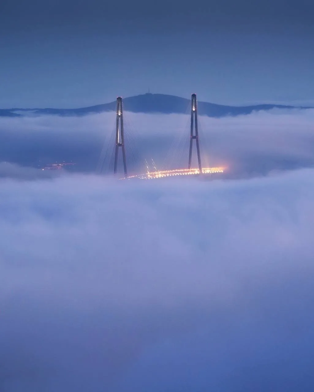 🌁Владивосток утопает в тумане 

На фото - туман, пришедший с моря и накрывший город облачной шапкой