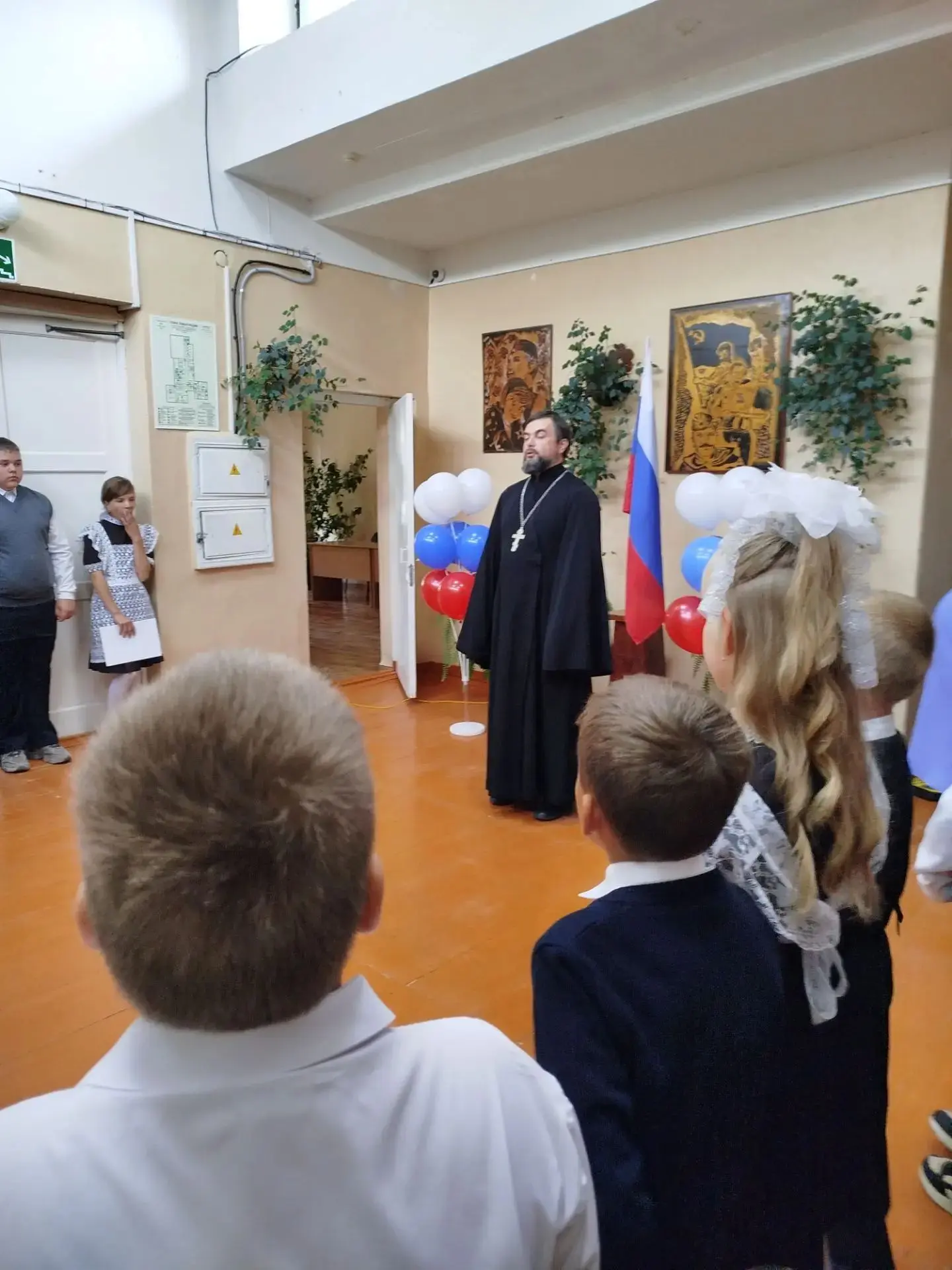Настоятель храма села Малый Студенец иерей Михаил Куликов посетил школьную линейку, пос...