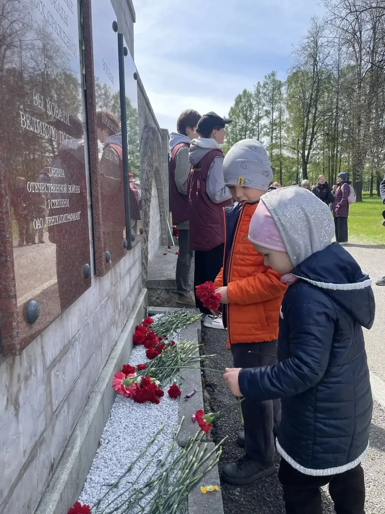 🔥 ГРАНИТ ПАМЯТИ: НАШИ ГОЛОСА НА ПИСКАРЁВСКОМ  Сегодня, 9 мая, в сердце Санкт-Петербурга на Пискарёвс