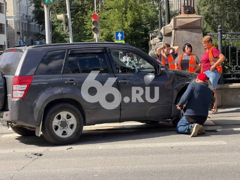 На проспекте Ленина — огромная пробка. Рядом с Оперным театром случилось ДТП с нескольк...