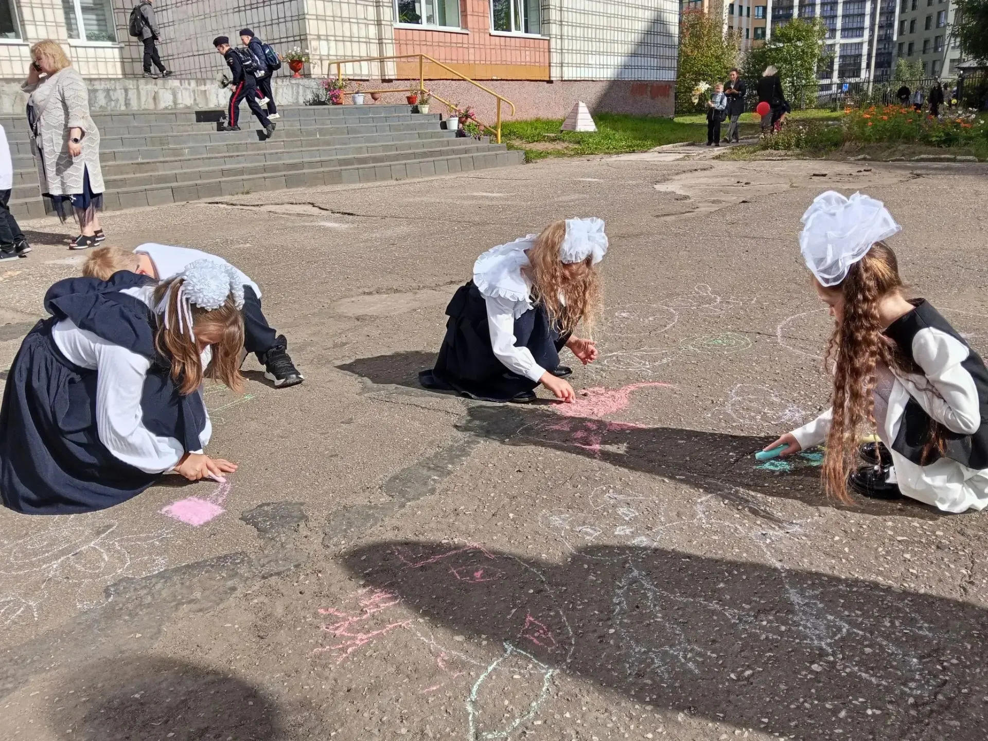 🦁Сегодня наша школьная территория превратилась в настоящую сказочную страну. Сразу пос...