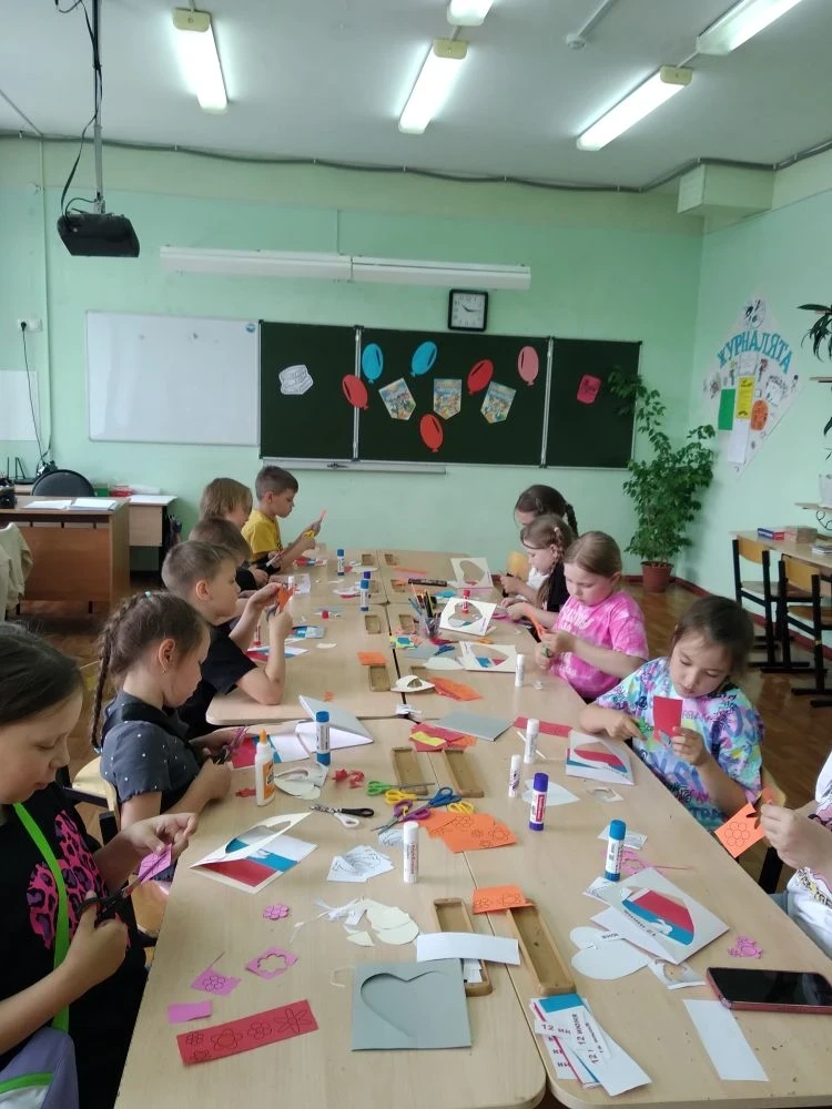 В объединении "Занимательное конструирование" проходит подготовка к важному праздничному событию для