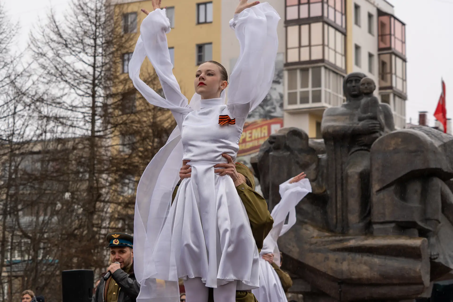 Торжественные и памятные мероприятия прошли в Магадане 8 мая  В них участвовал губернатор Сергей Нос