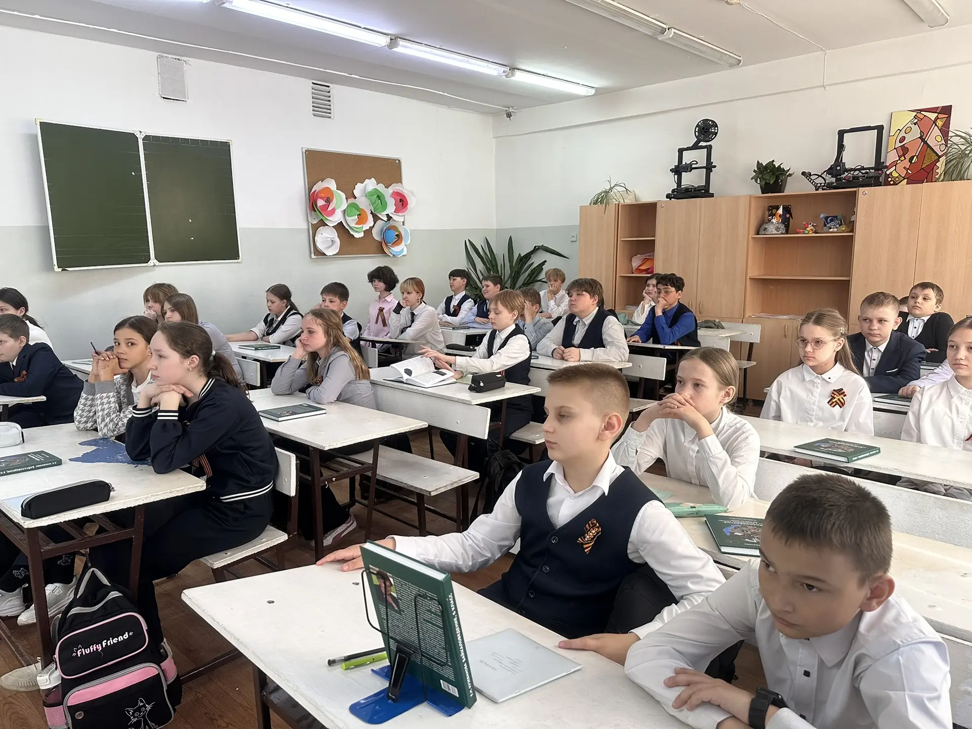 Связь поколений не прерывается! ✨  Сегодня в 5«А» классе прошел Урок мужества, приуроченный к велико