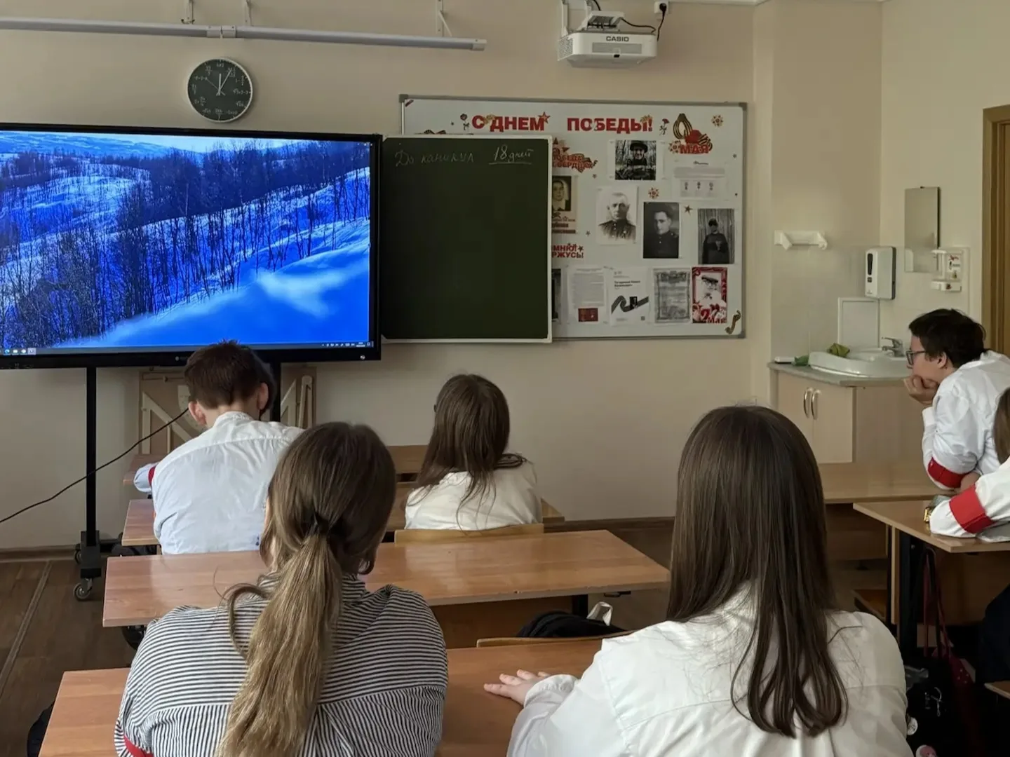 Кино Победы 🎬  С 30 апреля по 8 мая старшеклассники вместе с классными руководителями и учителями ис