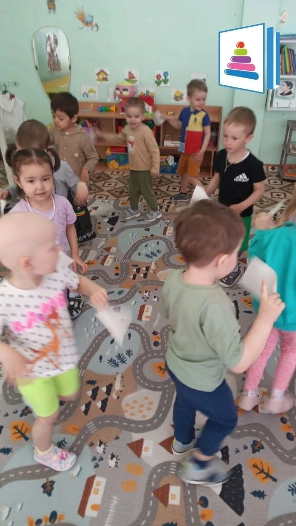 Наши малыши стали настоящими исследователями.🧐 Мы познакомились с разной бумагой: увид...