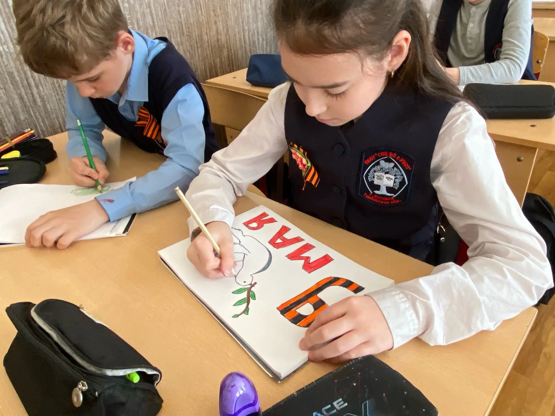 🌟 Эхо Победы: Мастерская памяти «Подарок ветерану» 🇷🇺  В преддверии 9 Мая ученики нашей школы принял