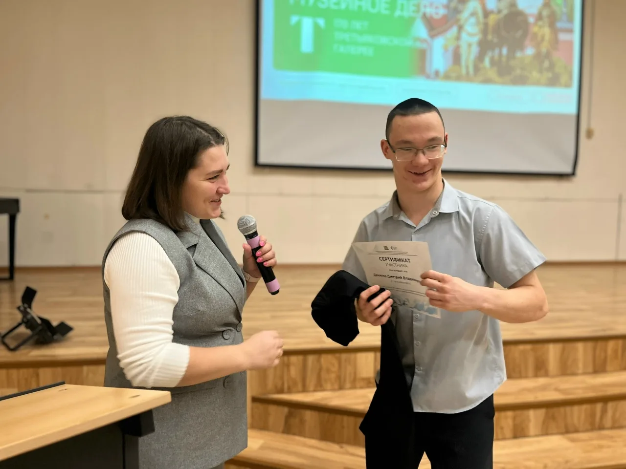 Традиционно мы начинаем новую неделю с церемонии поднятия флага и исполнения гимна Российской Федера
