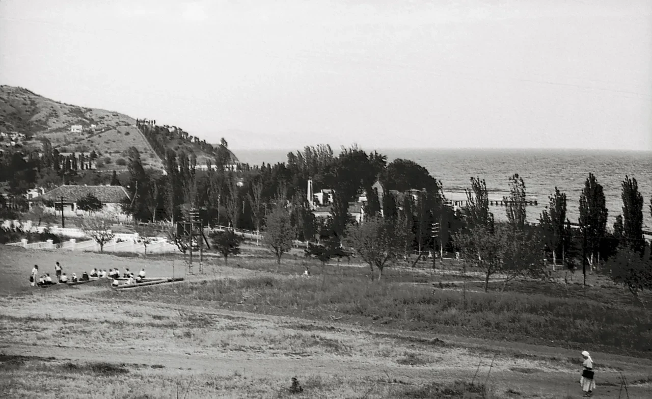 В Приморском парке Алушты в 1955 году. На втором плане снимка можно увидеть памятник пе...