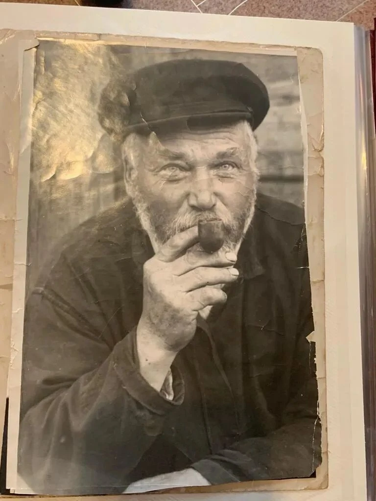 Эту фотографию я помню с самого детства — она всегда висела у бабушки в деревне. На ней...