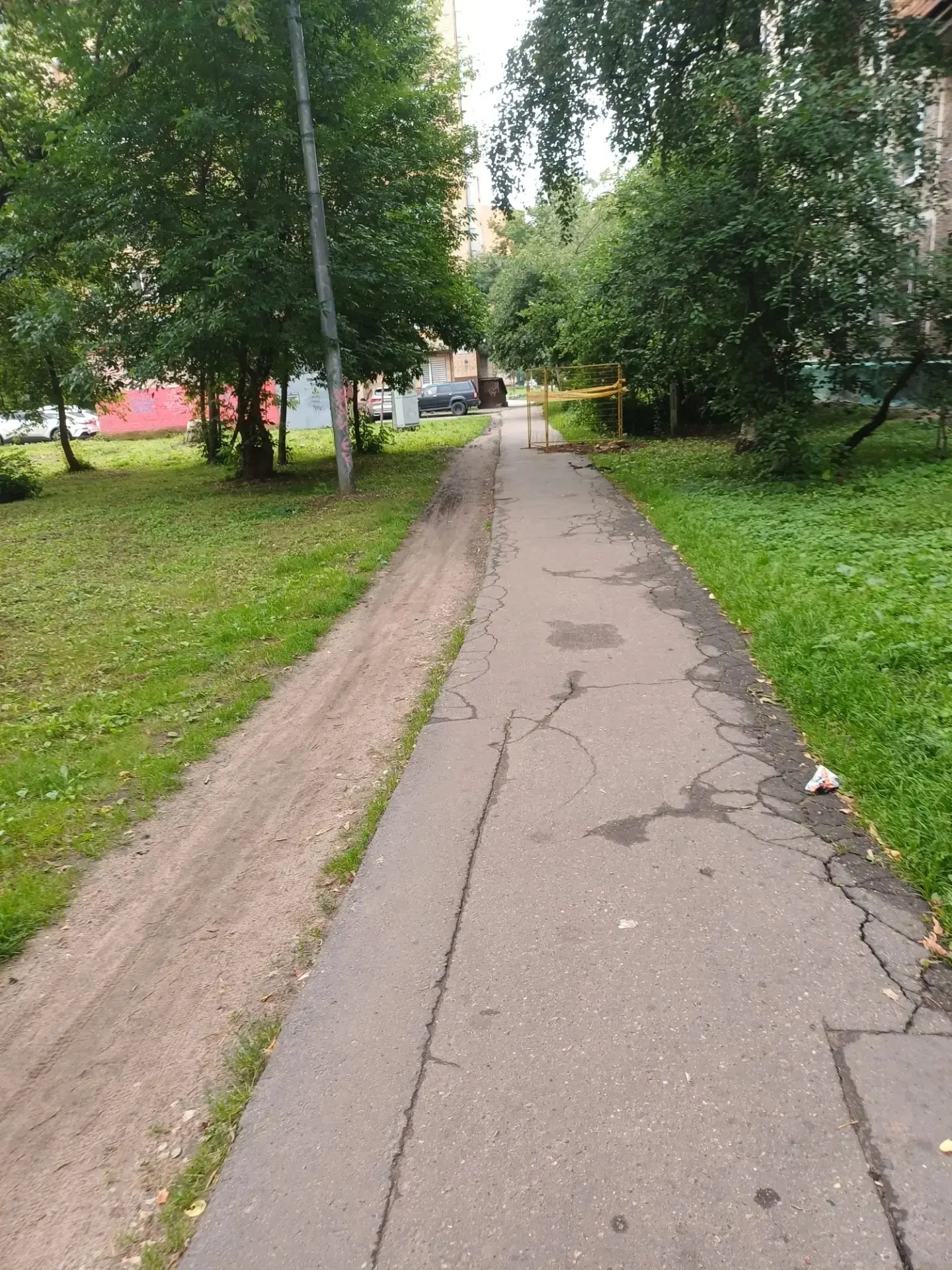 Жительница пожаловалась на состояние пешеходной дорожки от детской поликлиники в сторон...