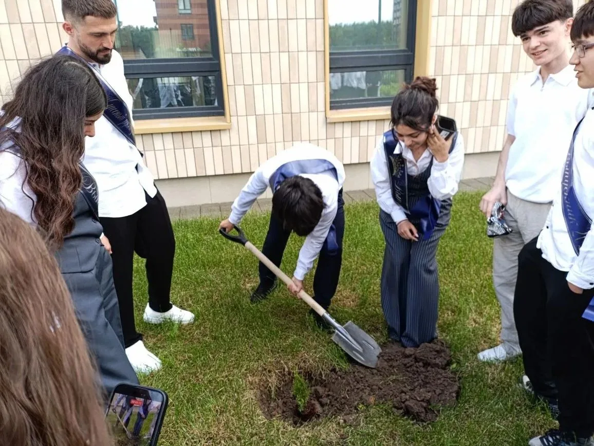 Новая традиция МАОУ «ОЦ «Лидер»: выпускники 9 классов подарили родной школе туи  В МАОУ «ОЦ «Лидер» 