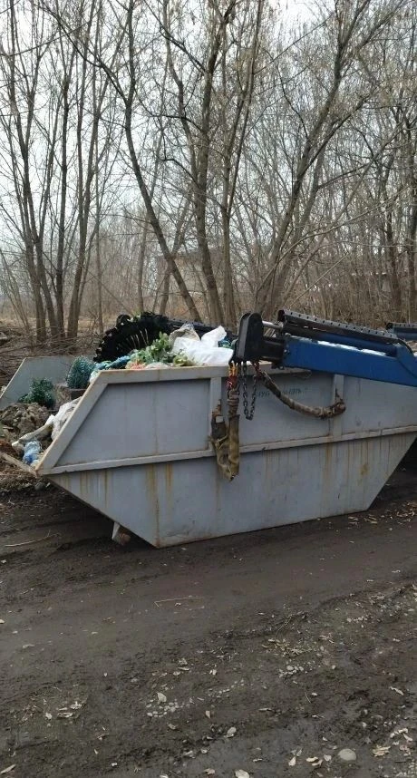 В Бийске продолжаются работы по благоустройству городских территорий и ремонту дорог ⁣ 🚜Проводится у