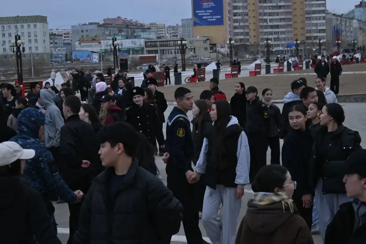 РЕПЕТИРУЯ "ВАЛЬС ПОБЕДЫ"...  Молодежная среда будущих защитников Родины и окружающих их близких люде