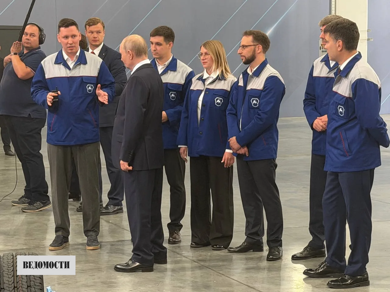 Владимир Путин в Нижнем Новгороде пообщался с инженерами автозавода, передает корреспон...