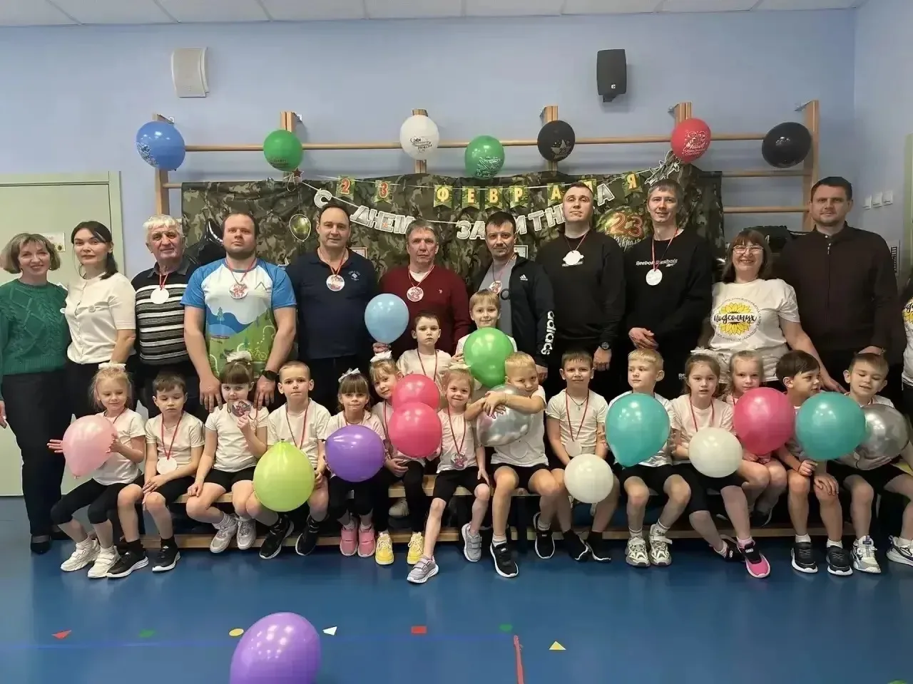 Папа, дедушка и я — мы спортивная семья! 🏆  В преддверии 23 февраля в нашем детском саду прошли не п