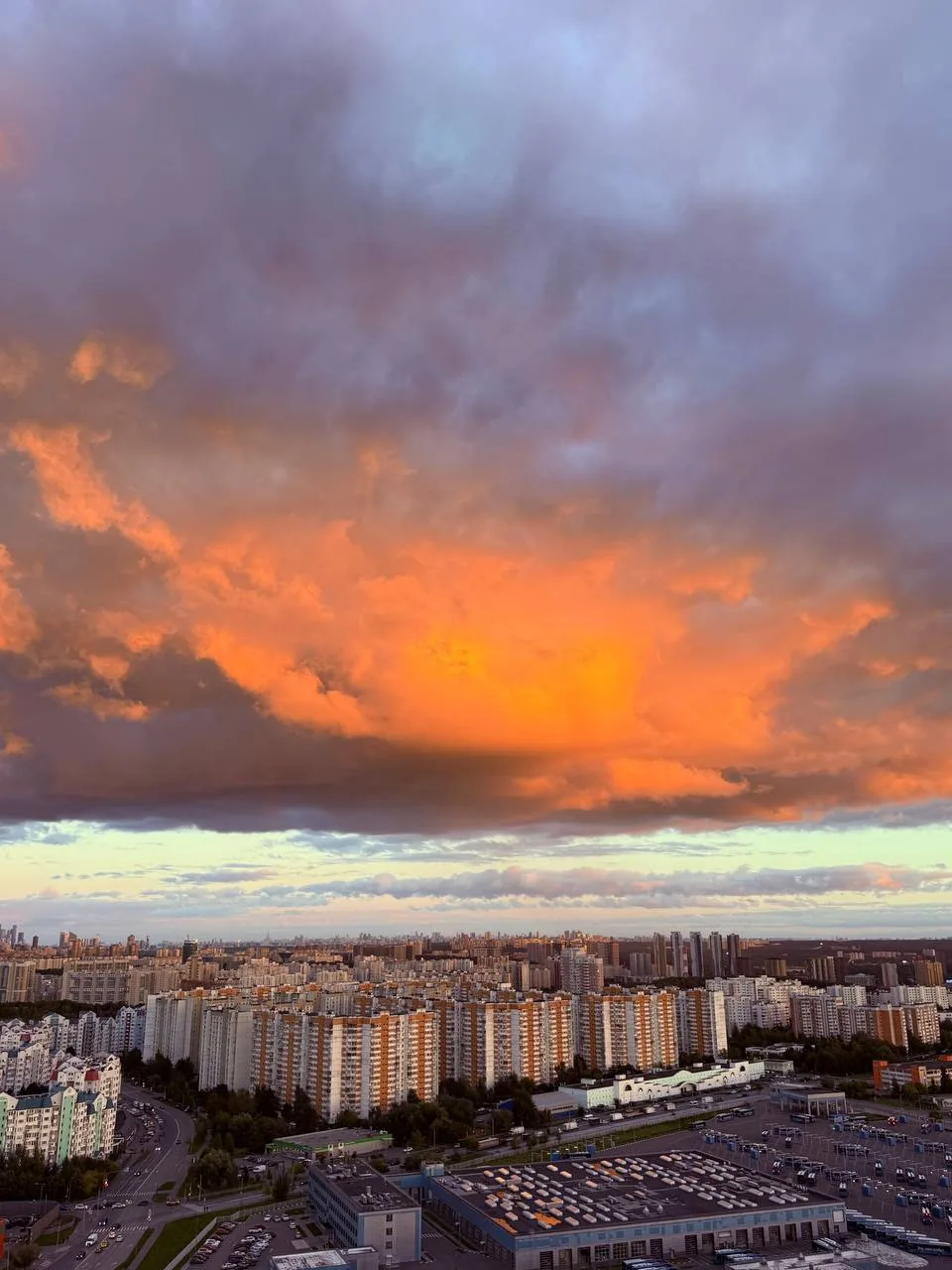 Сентябрьские закаты в Митино — это отдельный вид искусства! 🌅