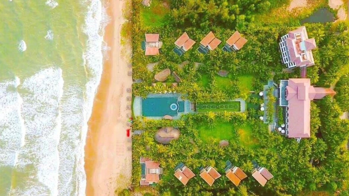 SONATA RESORT AND SPA в Фантьете расположен в 100 м от моря на зеленой тропической терр...