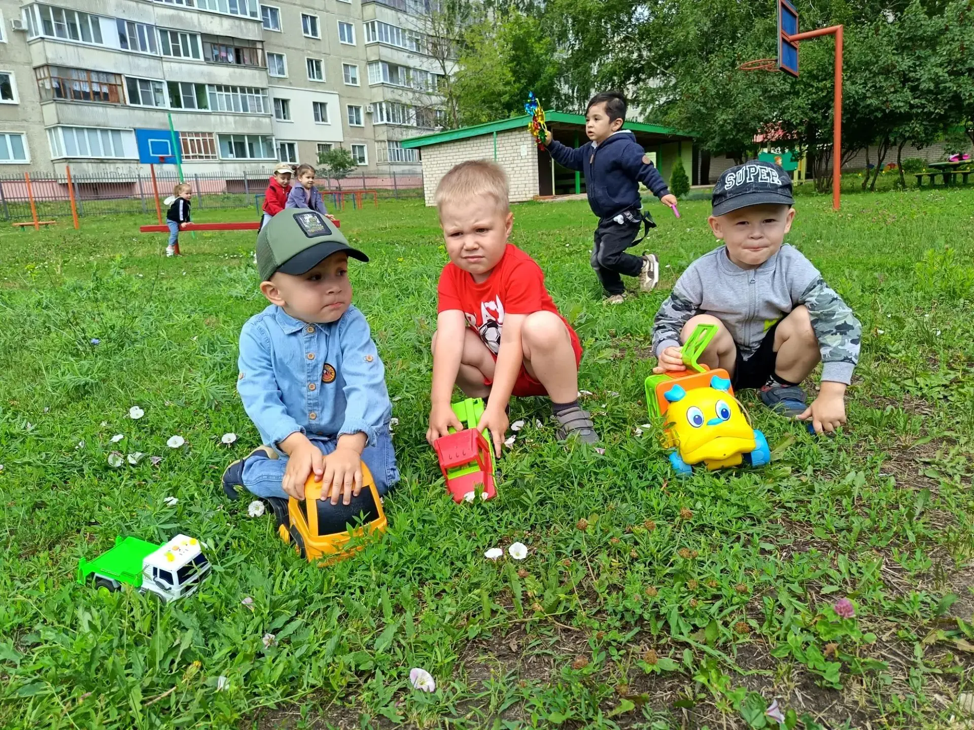 Наш любимый детский сад! 
Он всегда нам очень рад! 
Утром весело встречает, 
Всех на завтрак приглаш