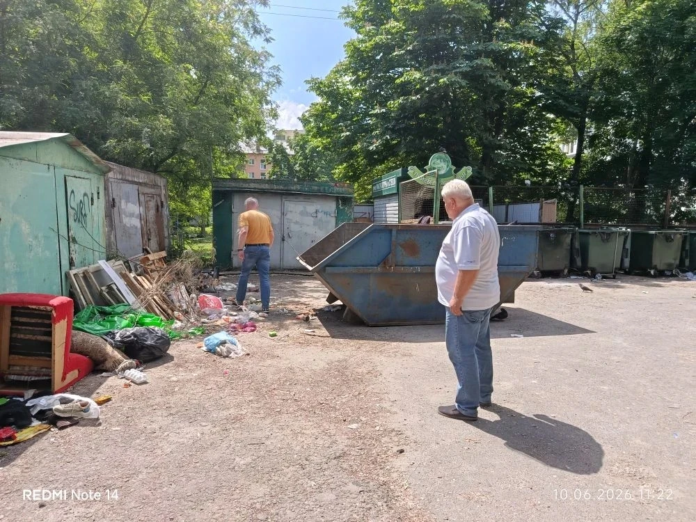 Улица Радищева 57, 55.  (контейнерная площадка).