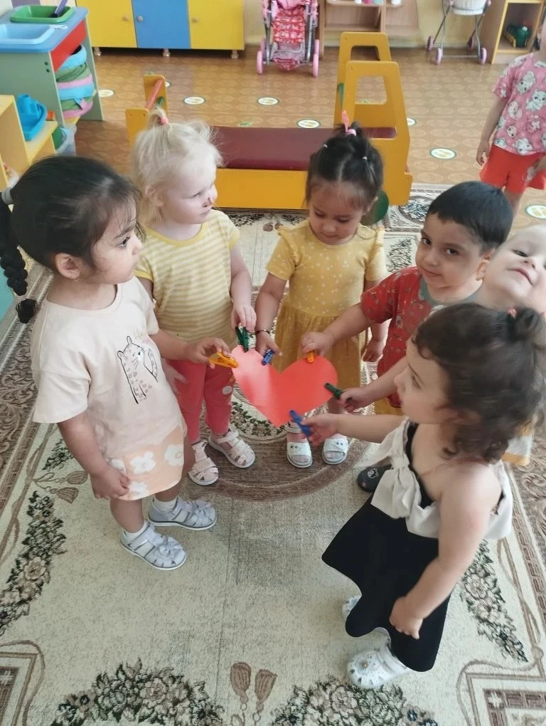 👫
Сегодня воспитанники ясельной группы "Ладушки" с великой радостью отметили "День друзей", который