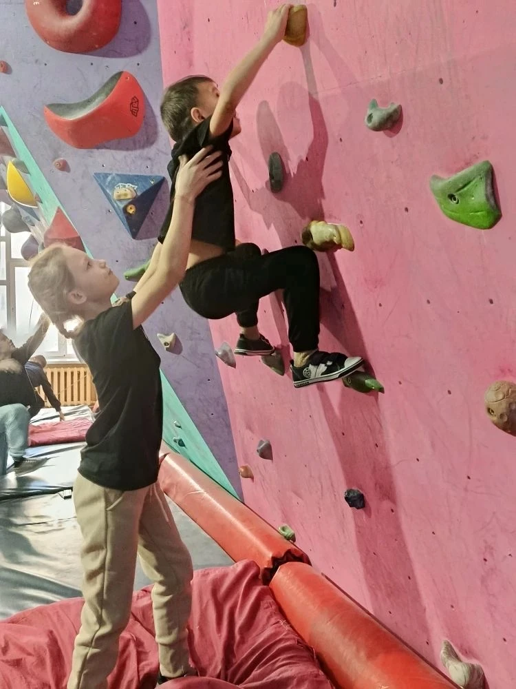 🧗‍♂️ У каждого своя вершина: ребята из Рубцовского района покоряют скалодром! На нашем скалодроме пр