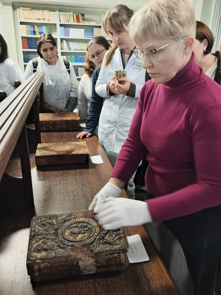 В День славянской письменности и культуры студенты-медики отправились в настоящее книжн...