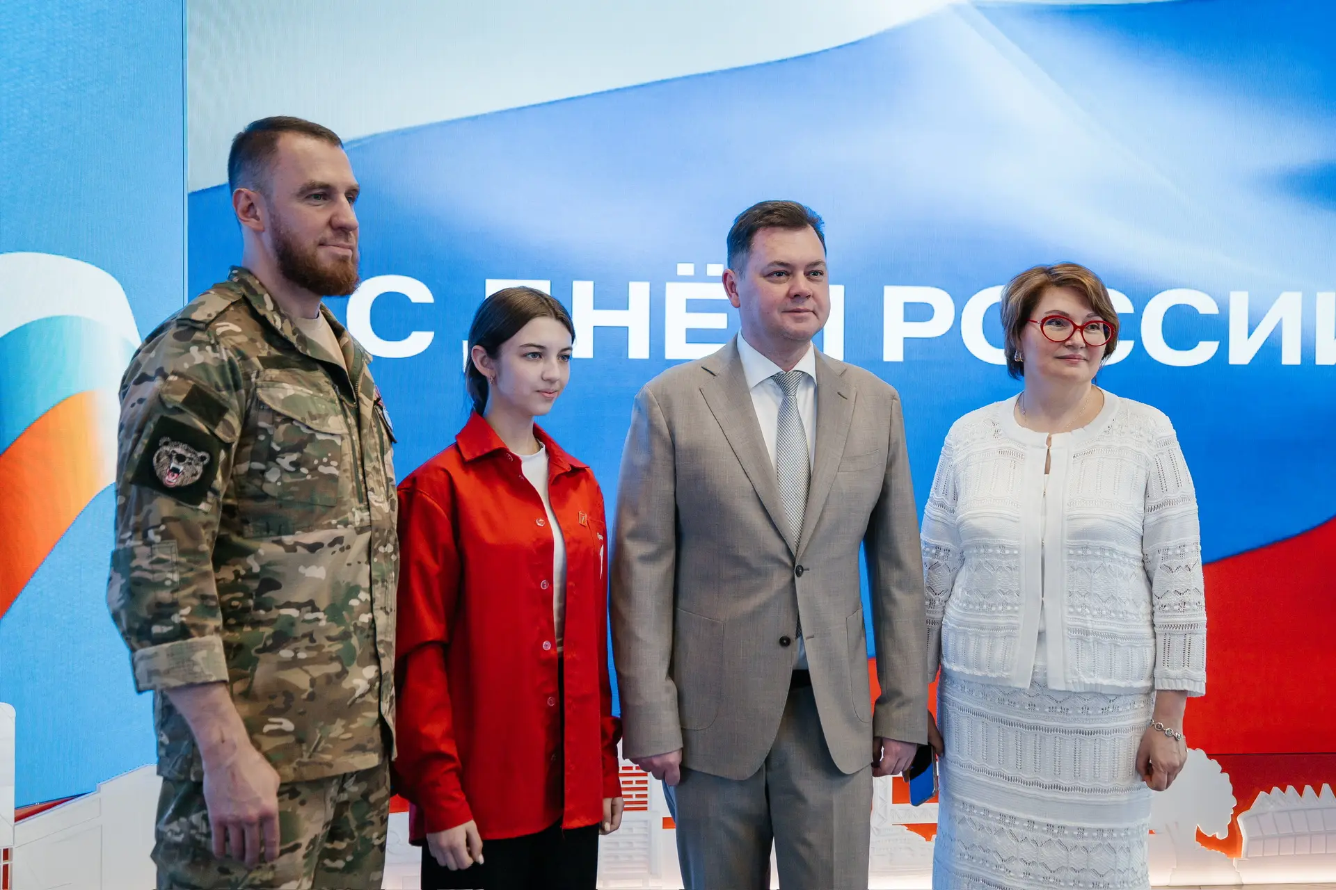 В Ростове-на-Дону сегодня развернули самый большой государственный флаг России площадью...