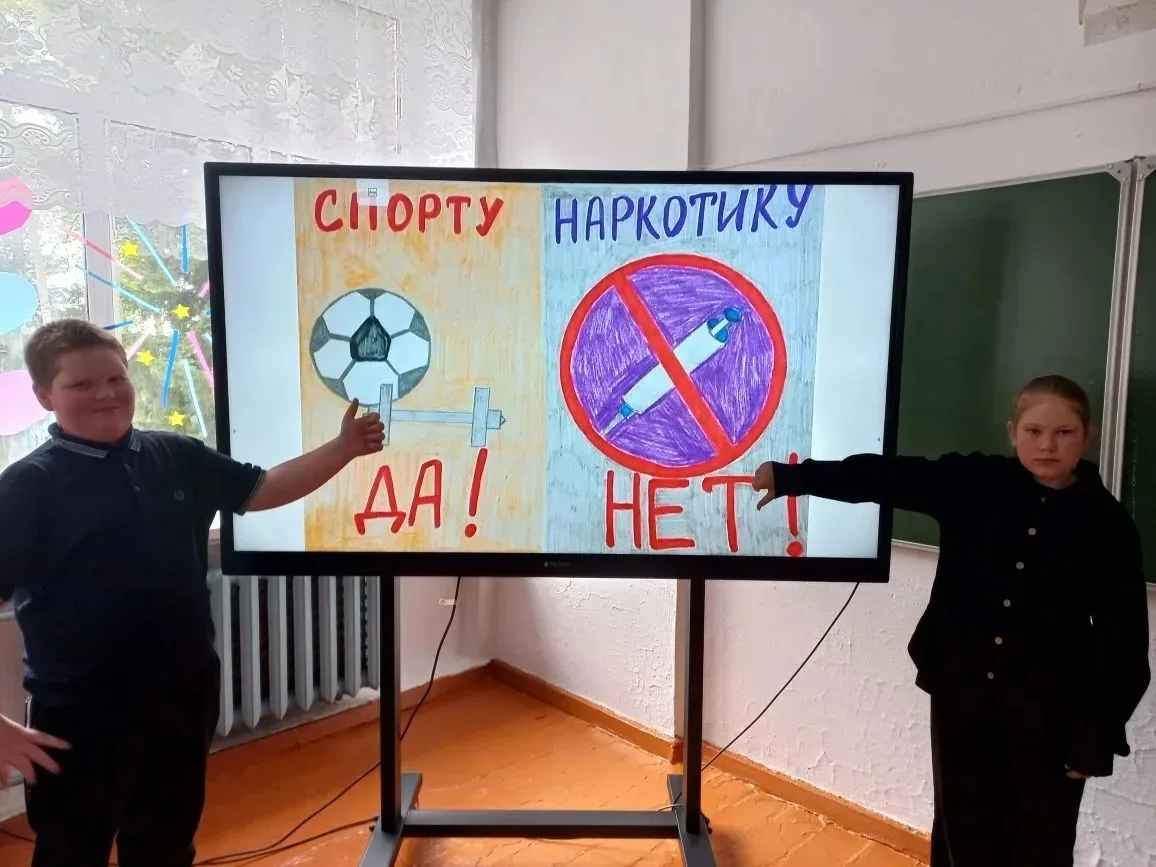 В начальных классах прошёл классный час на тему " Я выбираю жизнь". Ребята сделали свой...